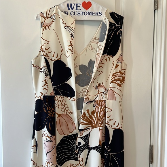 Beautiful Ann Taylor petite dress. Worn once, like new condition. - Picture 7 of 9